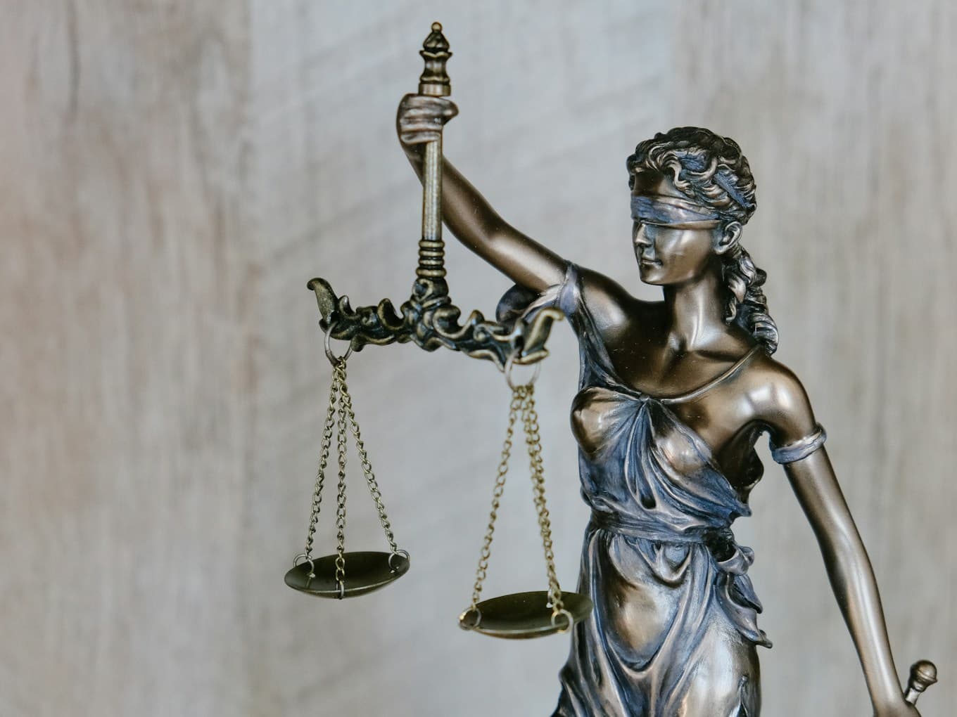 Hukuk kitapları ve adalet sembolleri